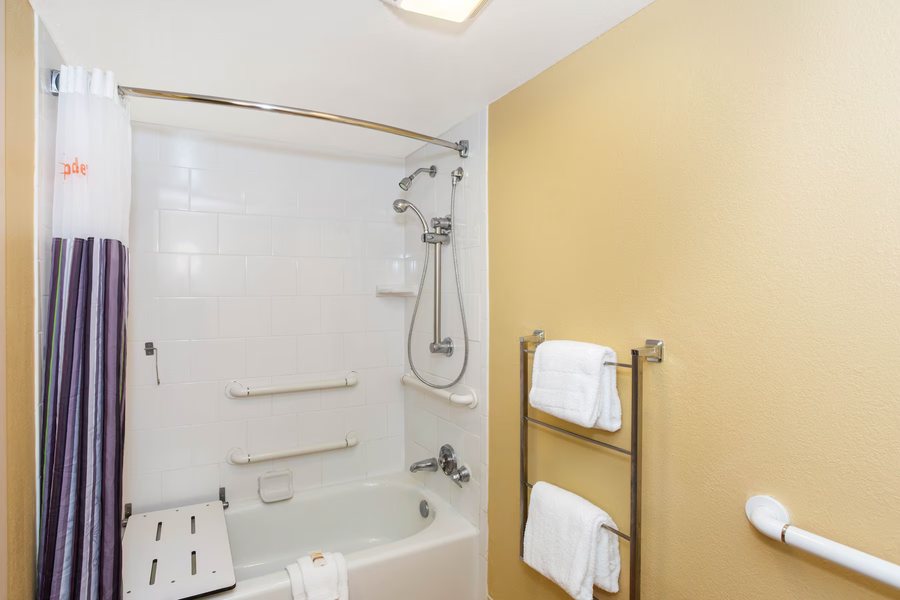 La Quinta Inn Suites by Wyndham Sarasota Downtown — Bathroom