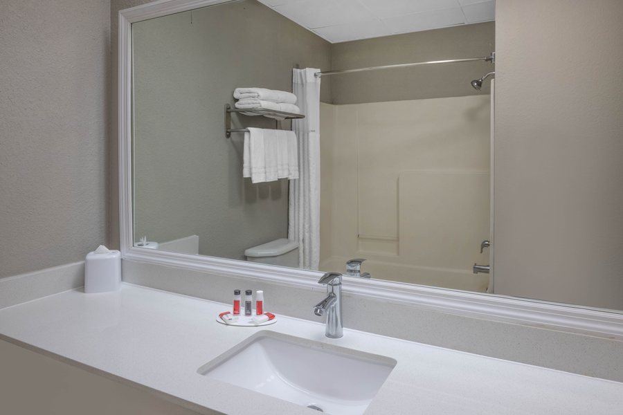 La Quinta Inn Suites by Wyndham Savannah Airport Pooler — Bathroom