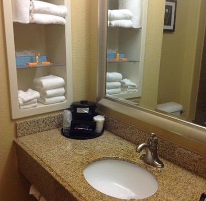 La Quinta Inn Suites by Wyndham Searcy — Bathroom