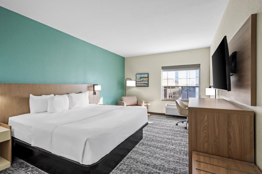 La Quinta Inn Suites by Wyndham Searcy — Guest room