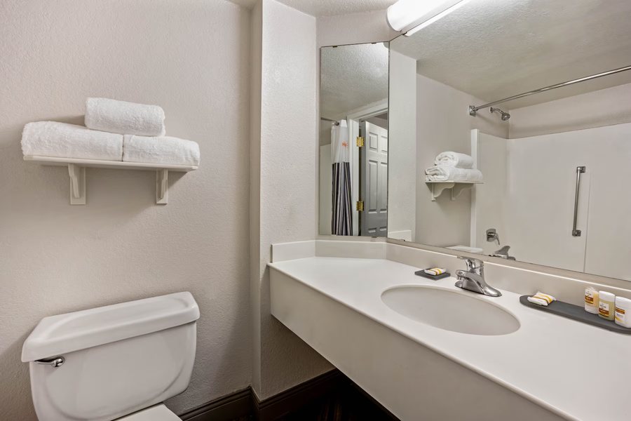 La Quinta Inn Suites by Wyndham Seattle Federal Way — Bathroom