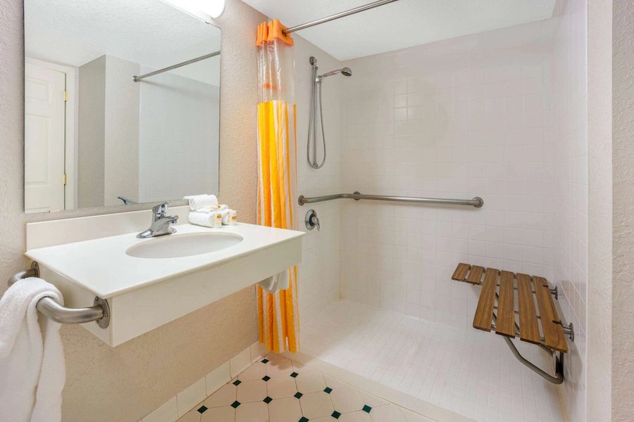 La Quinta Inn Suites By Wyndham Seattle Sea tac Airport — Bathroom