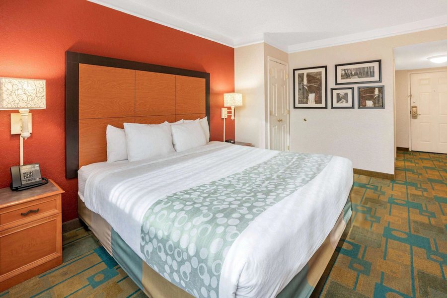 La Quinta Inn Suites By Wyndham Seattle Sea tac Airport — Guest room