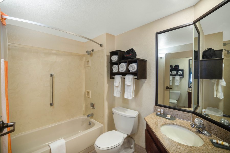 La Quinta Inn Suites by Wyndham Secaucus Meadowlands — Bathroom