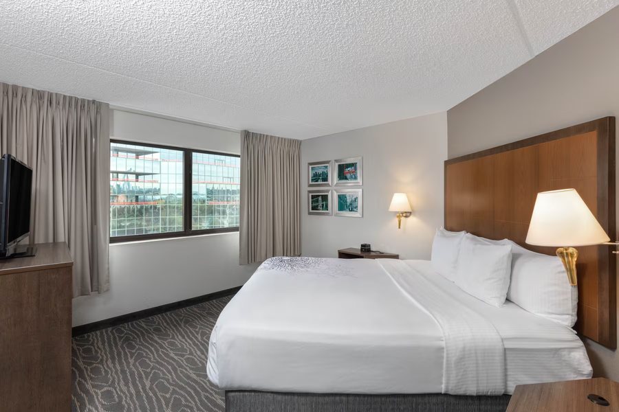 La Quinta Inn Suites by Wyndham Secaucus Meadowlands — Guest room