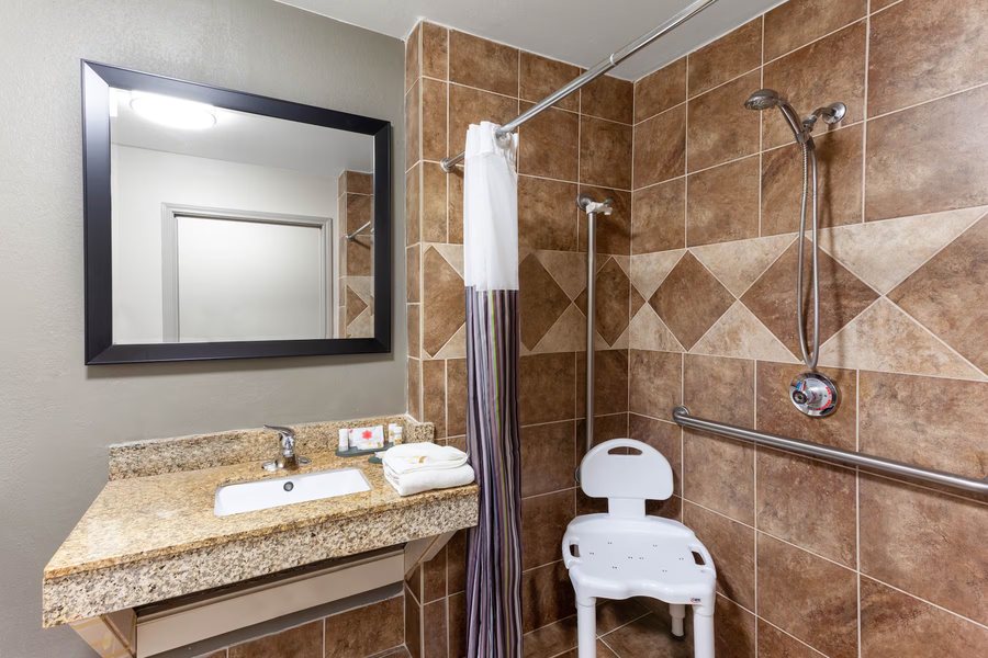 La Quinta Inn Suites by Wyndham Seguin — Bathroom