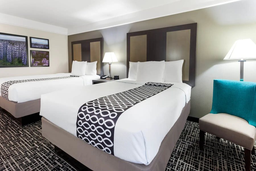 La Quinta Inn Suites by Wyndham Seguin — Guest room