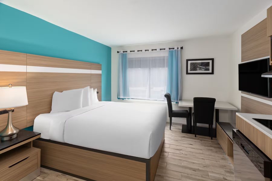La Quinta Inn Suites by Wyndham Sevierville Kodak — Guest room
