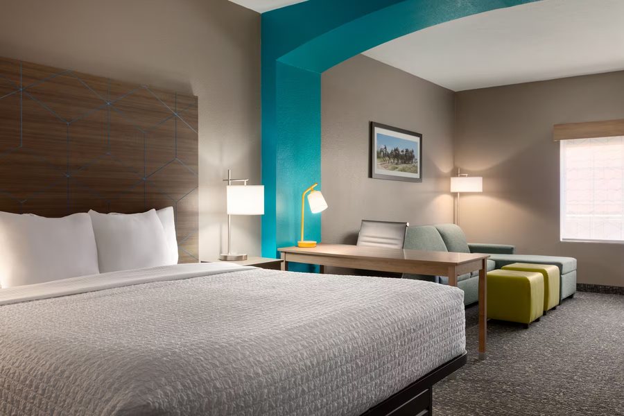 La Quinta Inn Suites by Wyndham Shawnee — Guest room