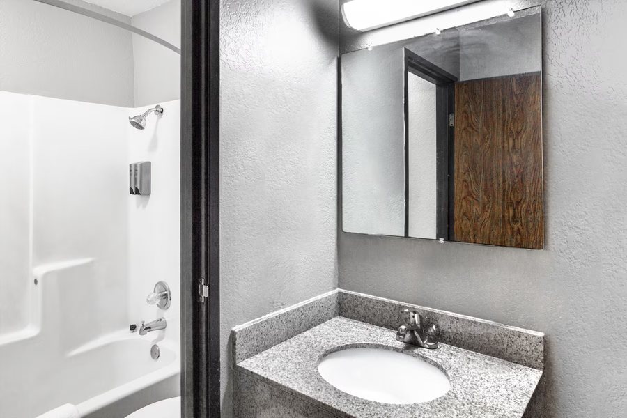 La Quinta Inn Suites by Wyndham Sherman — Bathroom