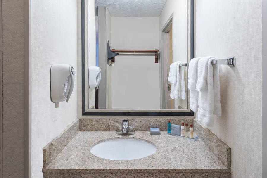 La Quinta Inn Suites by Wyndham Shreveport Airport — Bathroom