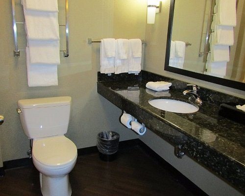 La Quinta Inn Suites by Wyndham Smyrna TN Nashville — Bathroom