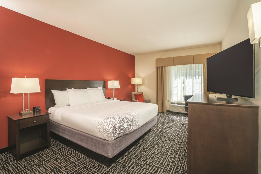 La Quinta Inn Suites by Wyndham Smyrna TN Nashville — Guest room