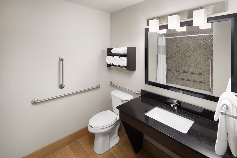 La Quinta Inn Suites by Wyndham Spokane Valley — Bathroom