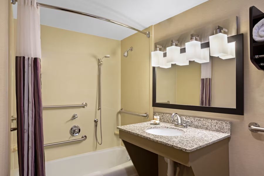 La Quinta Inn Suites by Wyndham Springfield Airport Plaza — Bathroom