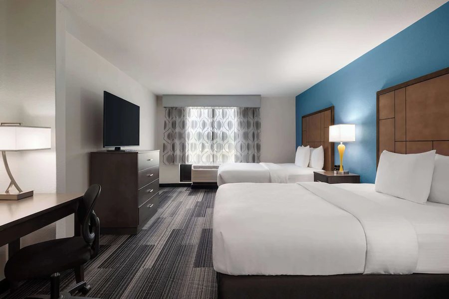 La Quinta Inn Suites by Wyndham Springfield Airport Plaza — Guest room