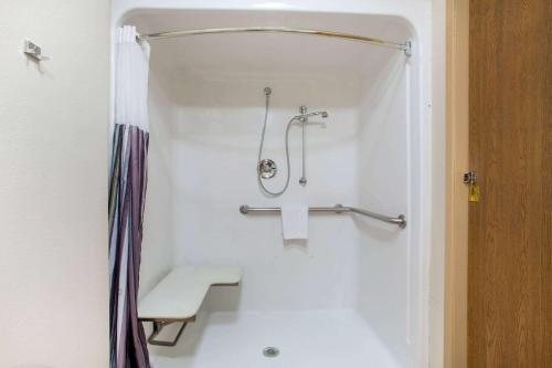 La Quinta Inn Suites by Wyndham Springfield MA — Bathroom