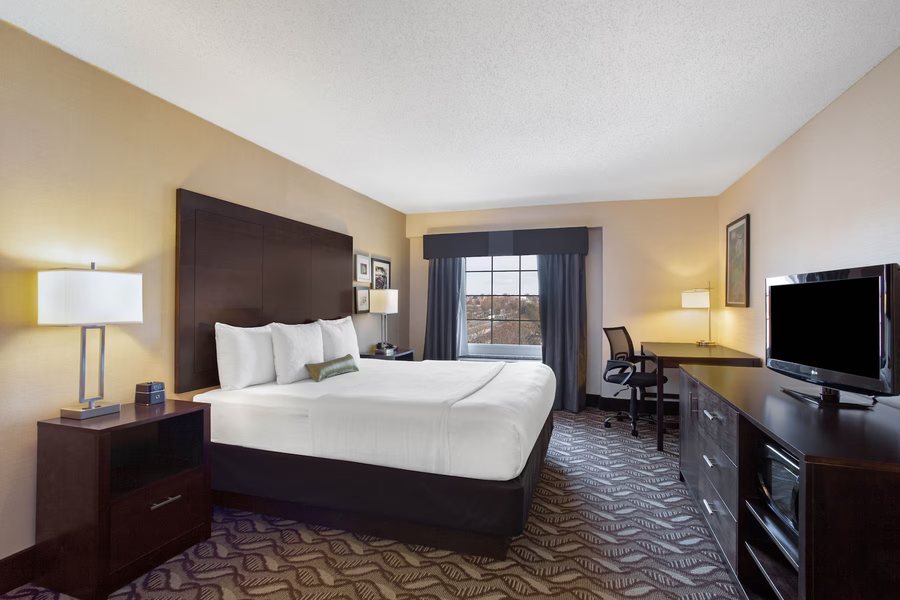 La Quinta Inn Suites by Wyndham Springfield MA — Guest room