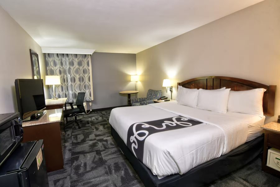 La Quinta Inn Suites by Wyndham Springfield South — Guest room