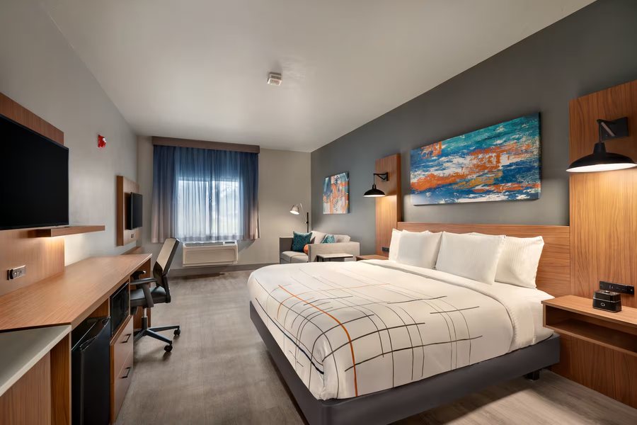 La Quinta Inn Suites by Wyndham Springfield — Guest room