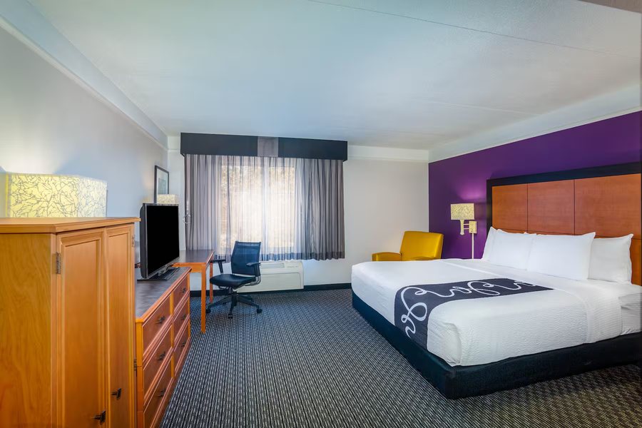 La Quinta Inn Suites by Wyndham St Louis Westport — Guest room