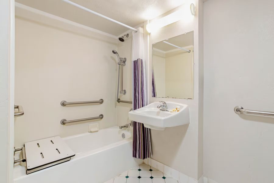 La Quinta Inn Suites by Wyndham St Pete Clearwater Airpt — Bathroom