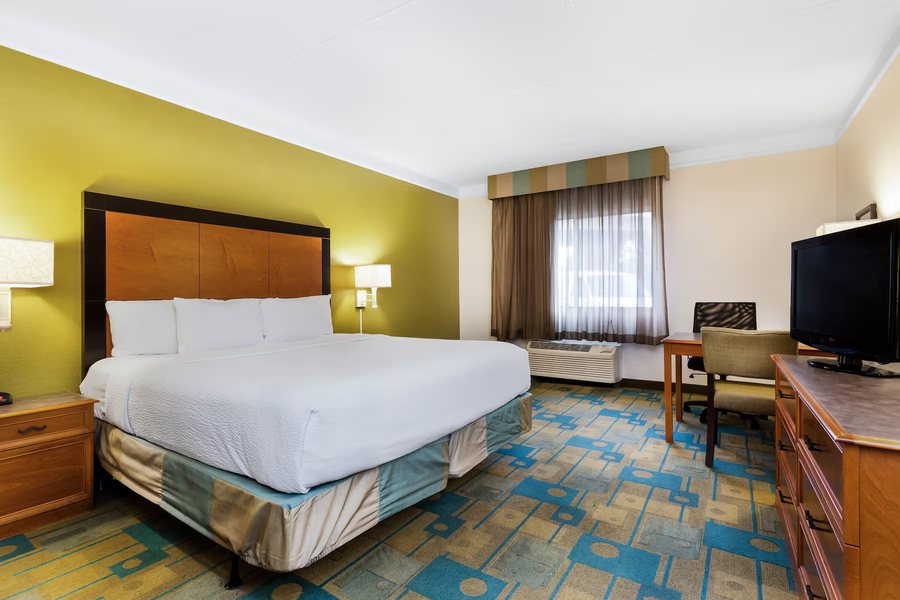 La Quinta Inn Suites by Wyndham St Pete Clearwater Airpt — Guest room