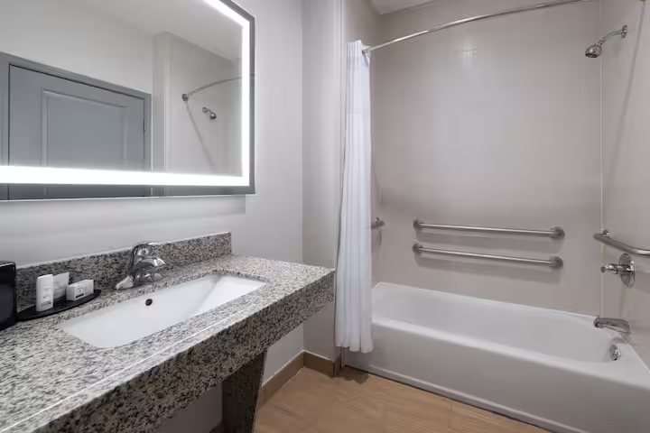 La Quinta Inn Suites by Wyndham Starkville at MSU — Bathroom