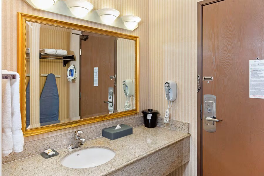 La Quinta Inn Suites by Wyndham Stevens Point — Bathroom
