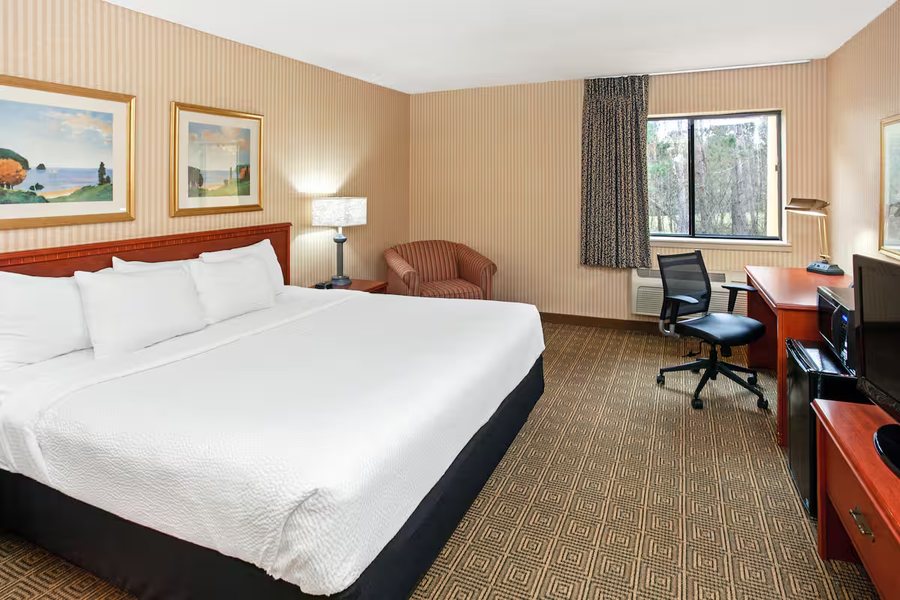 La Quinta Inn Suites by Wyndham Stevens Point — Guest room