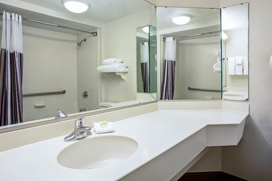 La Quinta Inn Suites by Wyndham Sturbridge — Bathroom