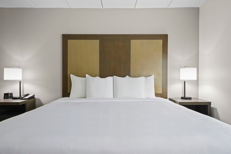 La Quinta Inn Suites by Wyndham Sturbridge — Guest room