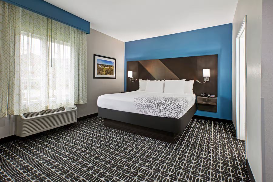 La Quinta Inn Suites by Wyndham Sulphur Springs — Guest room
