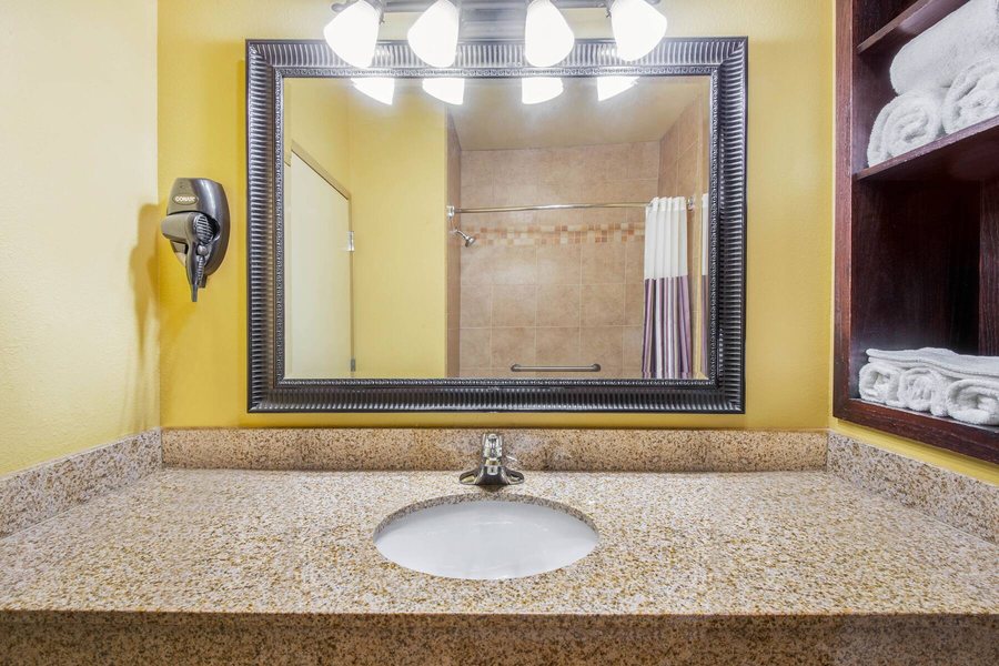 La Quinta Inn Suites by Wyndham Sweetwater East — Bathroom