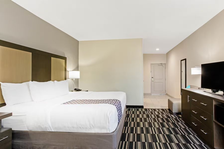 La Quinta Inn Suites by Wyndham Sweetwater East — Guest room