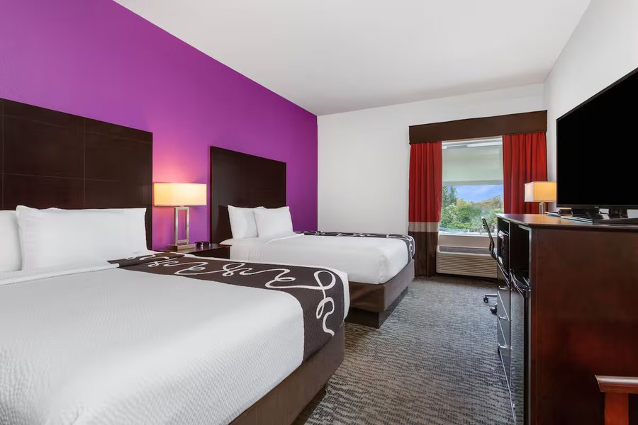 La Quinta Inn Suites by Wyndham Tampa Bay Area Tampa South — Guest room