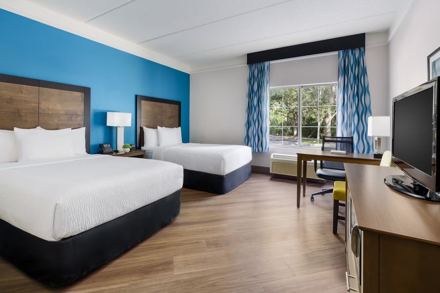 La Quinta Inn Suites by Wyndham Tampa Brandon Regency Park — Guest room