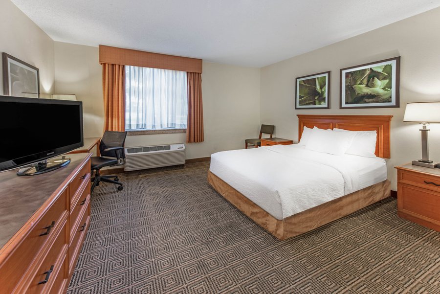 La Quinta Inn Suites by Wyndham Tampa Brandon West — Guest room