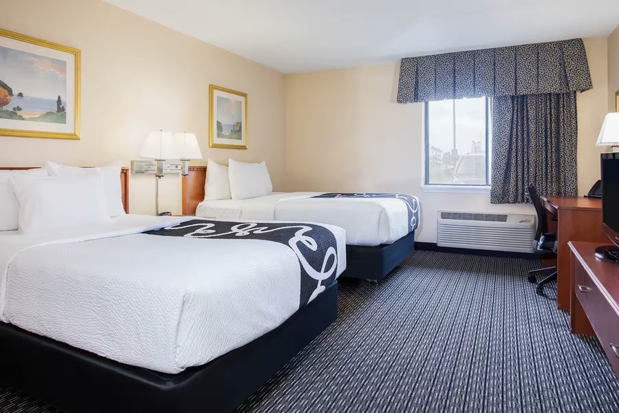 La Quinta Inn Suites by Wyndham Tampa Fairgrounds Casino — Guest room