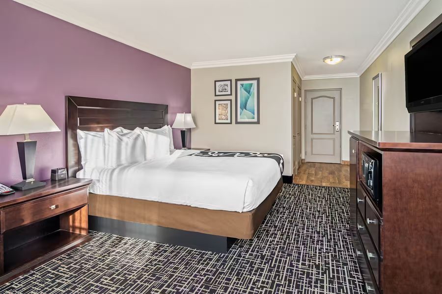La Quinta Inn Suites by Wyndham Temecula — Guest room