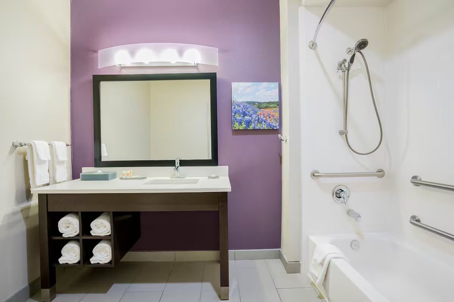 La Quinta Inn Suites by Wyndham Texas City I 45 — Bathroom