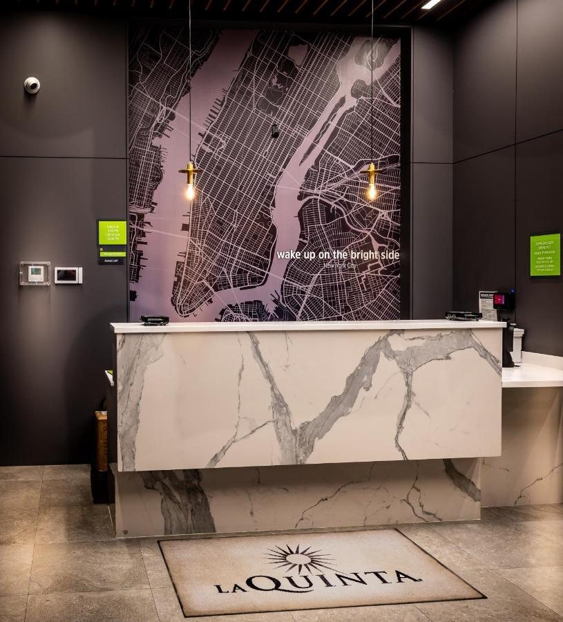La Quinta Inn Suites by Wyndham Times Square South New York City New York — Bathroom