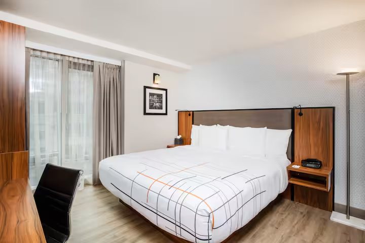 La Quinta Inn Suites by Wyndham Times Square South New York City New York — Guest room