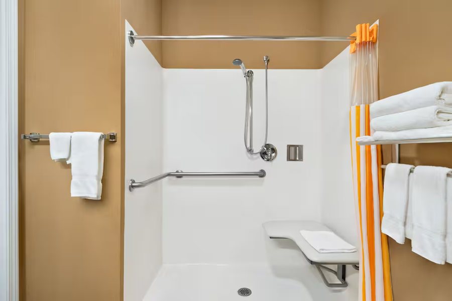 La Quinta Inn Suites by Wyndham Trinidad — Bathroom