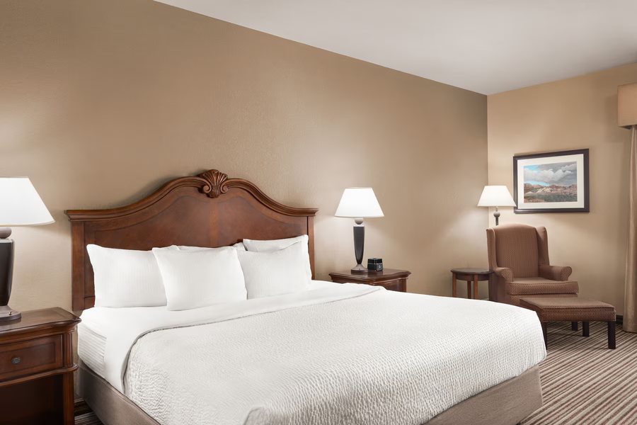 La Quinta Inn Suites by Wyndham Trinidad — Guest room