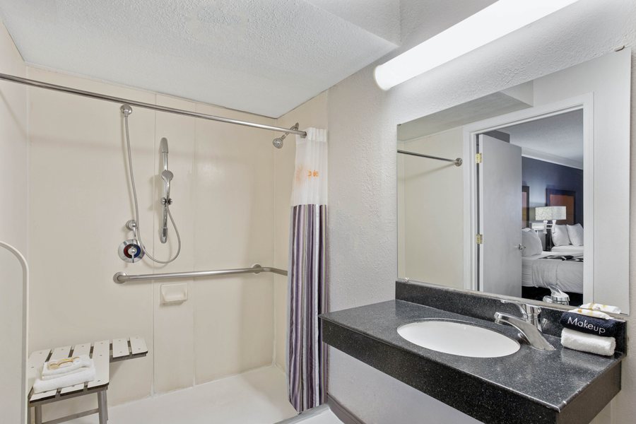 La Quinta Inn Suites by Wyndham Tucson Airport — Bathroom