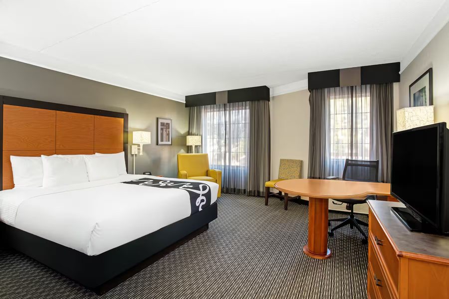 La Quinta Inn Suites by Wyndham Tucson Airport — Guest room