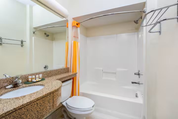 La Quinta Inn Suites by Wyndham Tulare — Bathroom