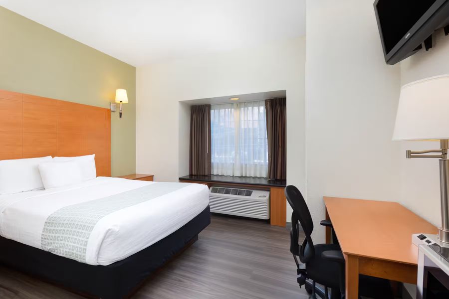 La Quinta Inn Suites by Wyndham Tulare — Guest room