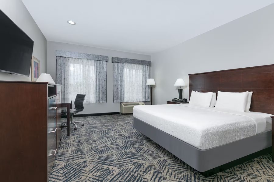 La Quinta Inn Suites By Wyndham Tulsa Airpt Expo Square — Guest room